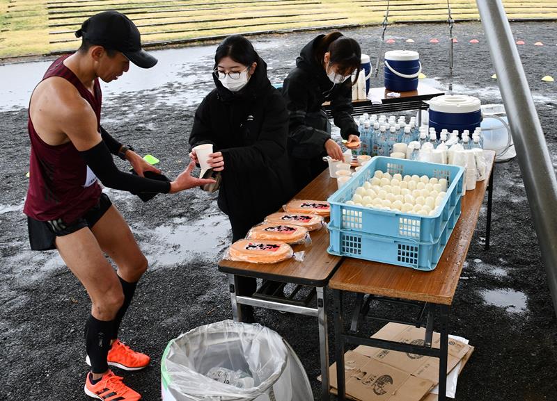 給水所では多古米のおにぎりや、たこせんが振る舞われた