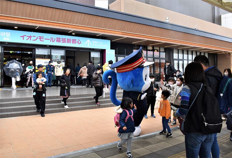 幕張豊砂駅の開業でにぎわうイオンモール幕張新都心「ファミリーモール」の入り口=18日、千葉市美浜区