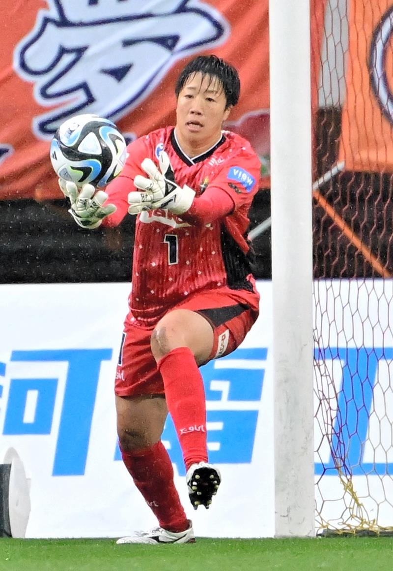 千葉-大宮 後半、セーブする千葉のGK清水=18日、フクアリ