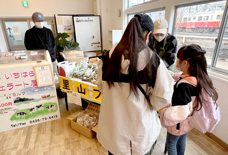 初開催された「いちはら食の彩りマルシェ」＝市原市の小湊鉄道「こみなと待合室」