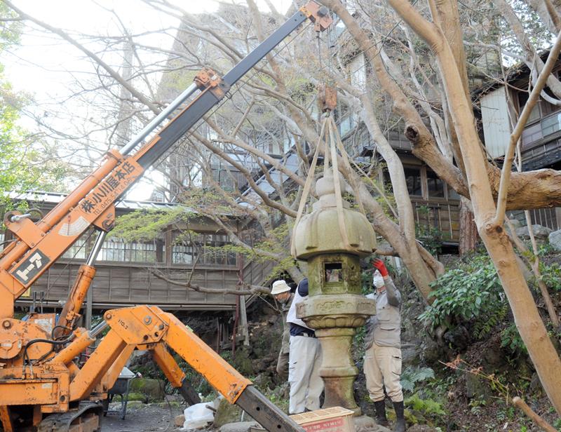 八鶴館の裏庭に建て直された石灯籠＝東金市