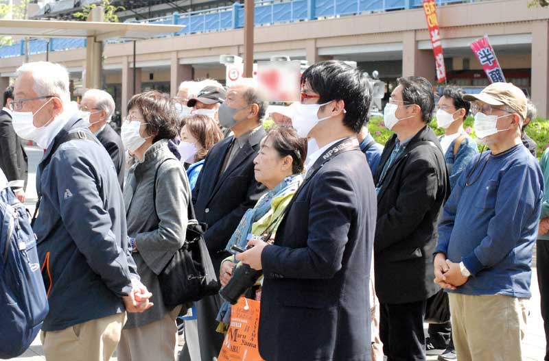 駅前で候補者や党首の演説を聞く有権者ら＝１１日、浦安市（画像一部加工）