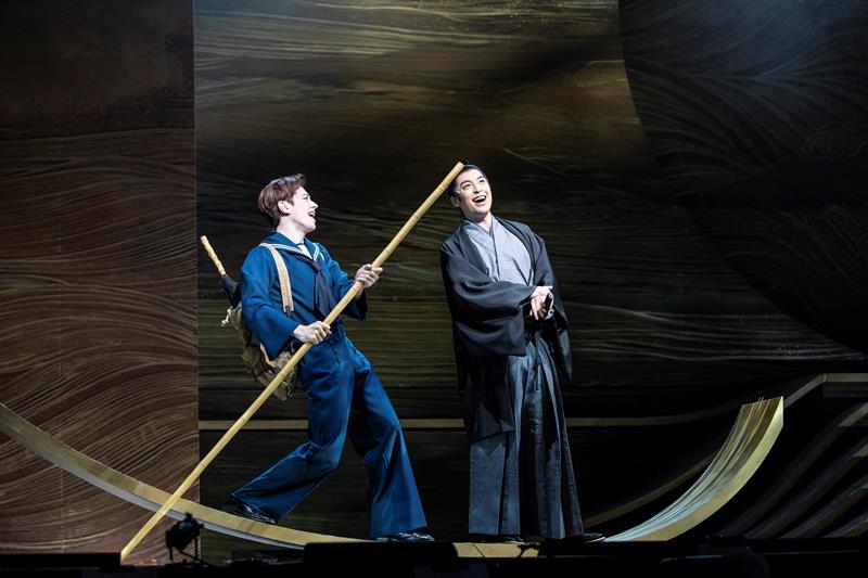 「太平洋序曲」の一場面。左から、万次郎役のウエンツ瑛士、香山役の海宝直人(岡千里撮影)