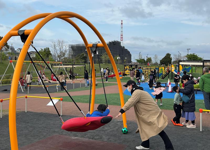 オープンしたインクルーシブ広場で遊ぶ親子連れ＝市原市の上総更級公園