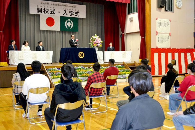 開校式で山崎二朗校長の話に耳を傾ける生徒ら=18日夕、千葉市美浜区のまさご夢スクール