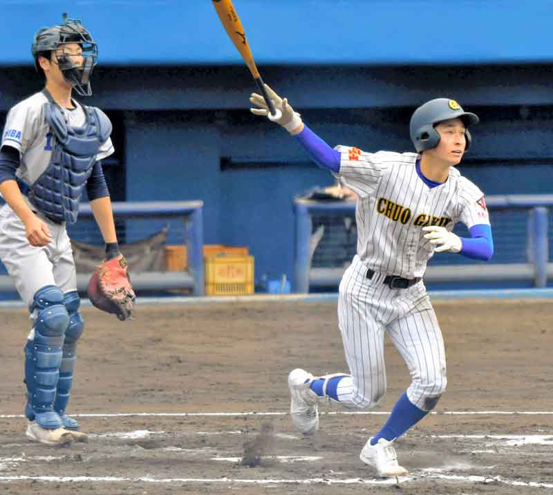 磯辺－中央学院　７回裏中央学院２死一塁、川野凌が右越え２点本塁打を放つ。捕手海老原＝県総合ＳＣ