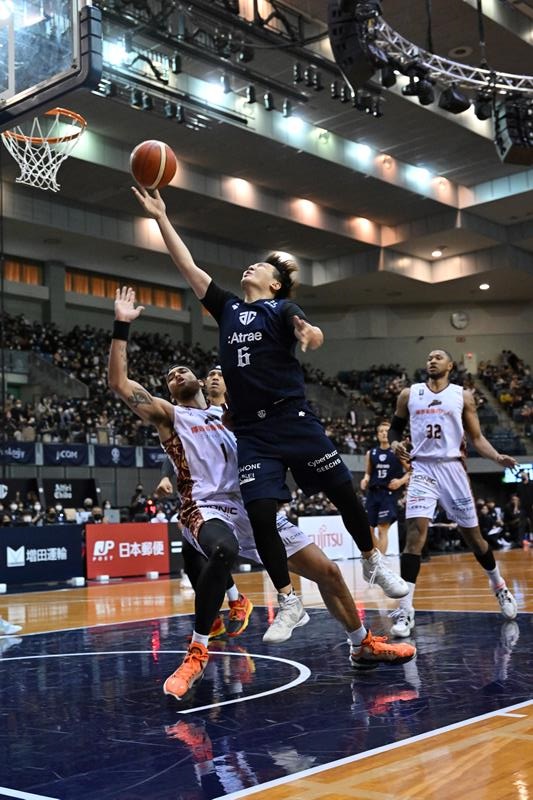 第１クオーター、シュートを放つＡ千葉の小林