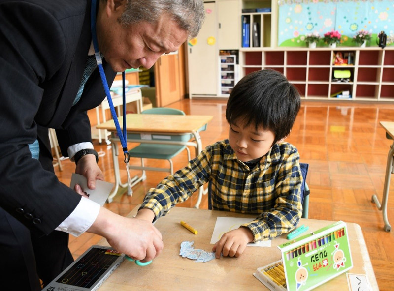 教室で図工の授業を受ける新入生の碧玖君(右)=4月、成田市立遠山小学校