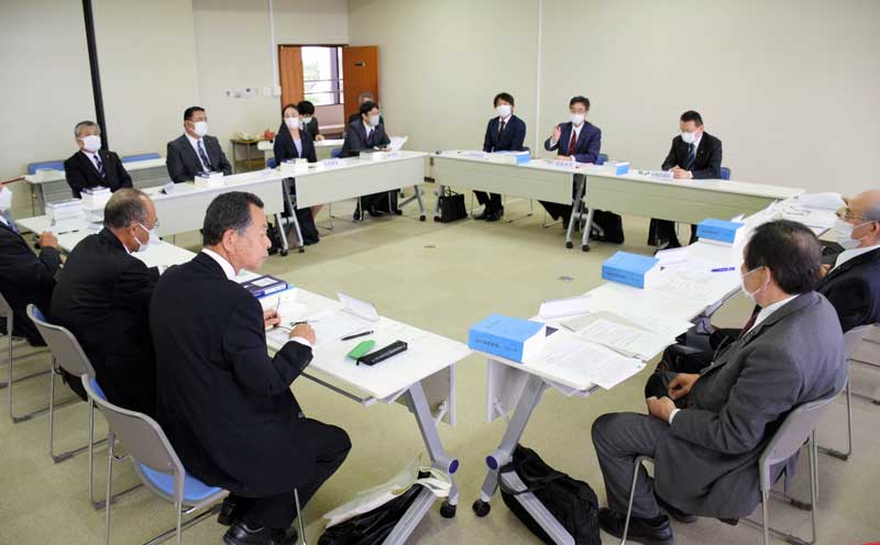 容疑者を除く全議員が出席して開かれた議会改革特別委員会=24日午後、長生村役場