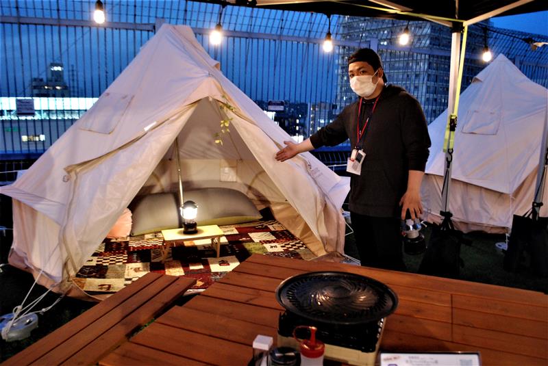 カーペットやクッション付きでくつろぐグランピングテントも利用できる