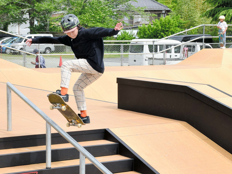 完成したパークでスケートボードを楽しむ子供たち=長南町