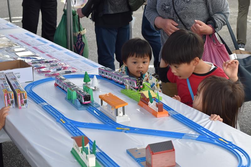 「ほくそう春まつり」のブースに設営されたミニレールに熱中する子どもたち＝印西市