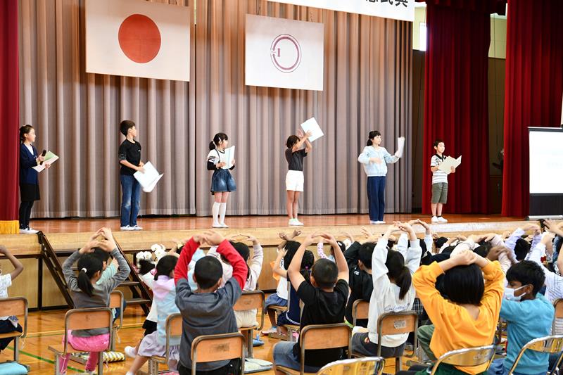 学校にまつわるクイズに参加する児童ら=2日、神崎町立神崎小学校