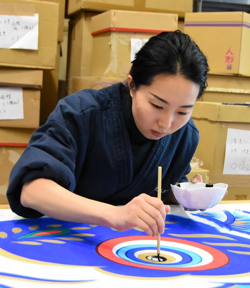 工房でこいのぼりを染める金田さん＝市川市