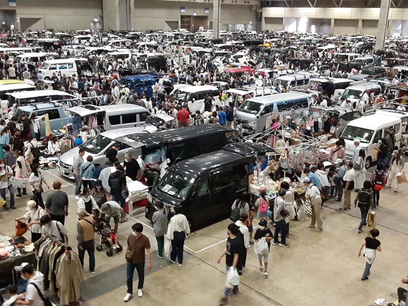 ゴールデンウイーク後半がスタート。多くの人出でにぎわう「“どきどき”フリーマーケット」の車出店エリア＝３日、千葉市美浜区の幕張メッセ