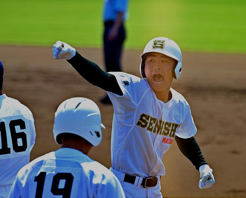 専大松戸－木更津総合　１回裏専大松戸２死二、三塁、左翼線に２点打を放ち雄たけびを上げる太田＝県総合ＳＣ