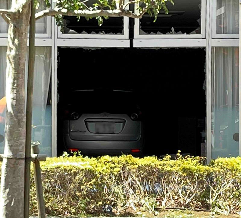 窓ガラスを破って保育園内に突入した乗用車=9日午後1時9分、柏市(読者提供、画像は一部加工してあります)