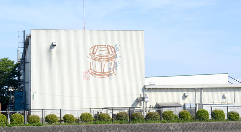 みそ樽が描かれた小川屋味噌店の工場