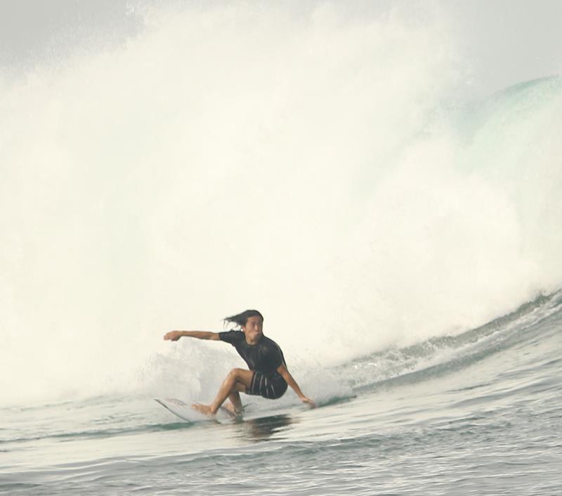 インドネシアのバリ島で波に乗る稲田さん(本人提供)