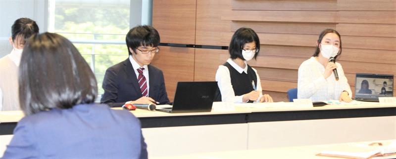 企画会議で京葉銀行担当者に向けてプレゼンする千葉大の学生=24日、千葉市中央区