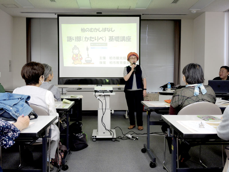 受講者らに発声の仕方などについて説明する石上さん＝柏市