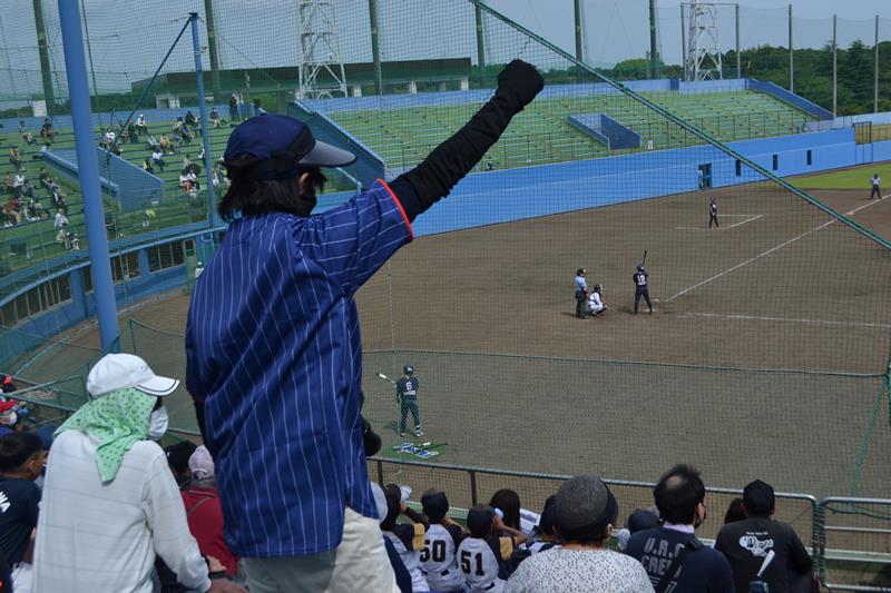 ナインに声援を送るファンら=27日、船橋市民球場