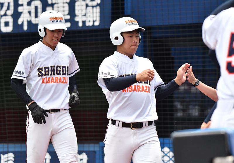 高崎健康福祉大高崎─木更津総合 5回表木更津総合2死一、三塁、伊藤の2点二塁打で生還した羽根(右)、水野=横浜