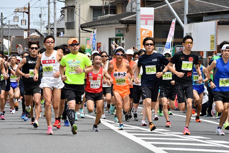 号砲とともに一斉にスタートするランナー＝２８日、神崎町