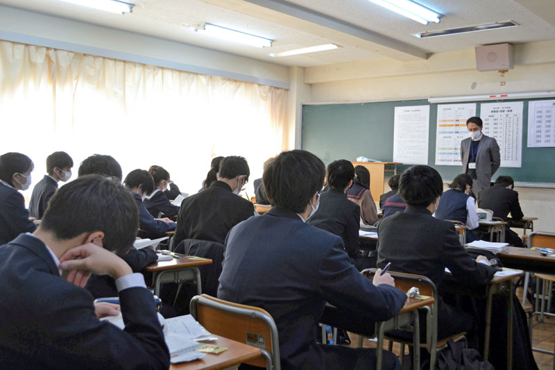 試験に臨む受験生＝２月２１日、千葉市中央区の県立千葉高校