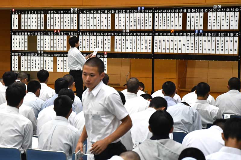 出場チームによる高校野球千葉大会の組み合わせ抽選会が行われた＝１４日午後、千葉市内