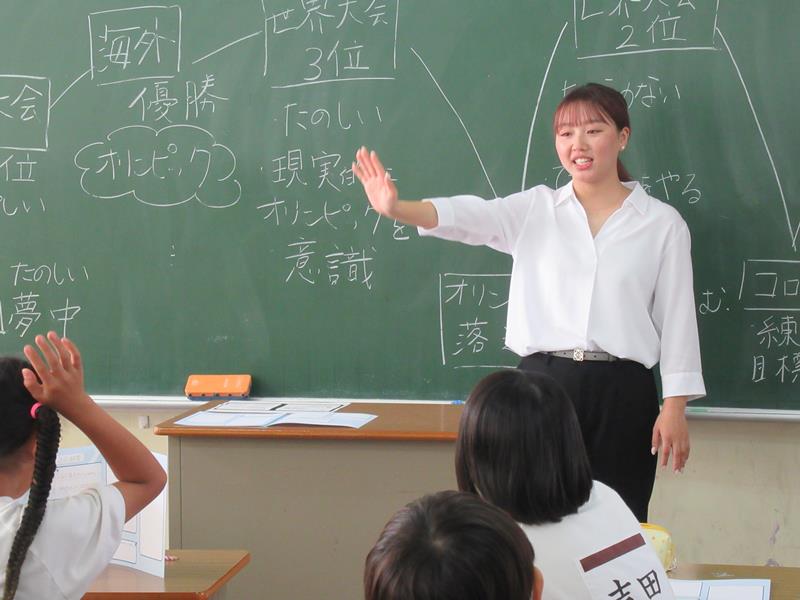 子どもたちに特別授業をする樋口さん=市川市