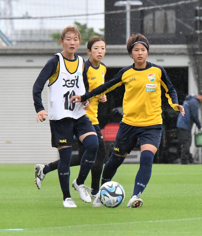 ＩＮＡＣ神戸戦に向けてトレーニングする千葉の選手たち＝千葉市内