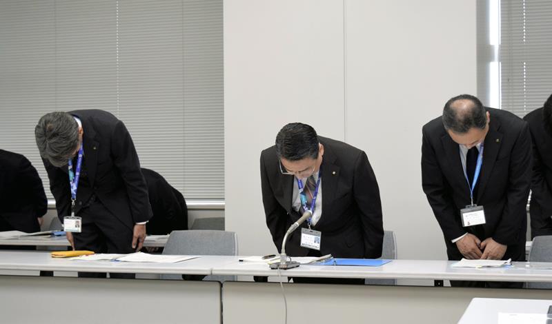 職員の逮捕を受け謝罪する染井次長（中央）ら＝６日、県庁