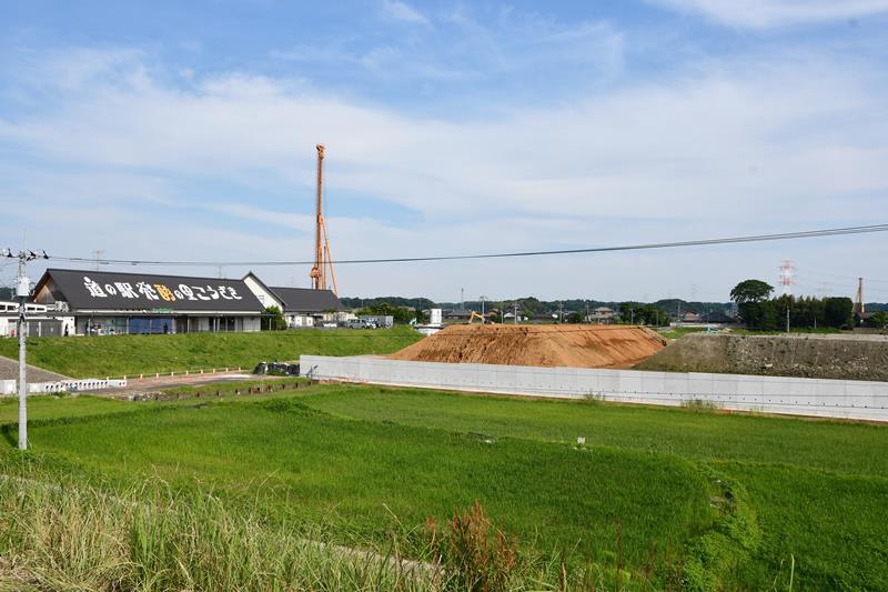 新しいパーキングエリアの予定地で進められている工事。左側が道の駅「発酵の里こうざき」＝神崎町