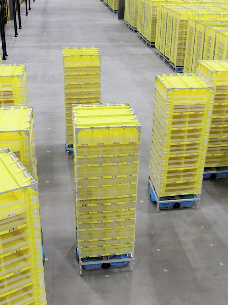 商品棚を持ち上げて自動で運搬するロボット「Ｄｒｉｖｅ」＝千葉市美浜区