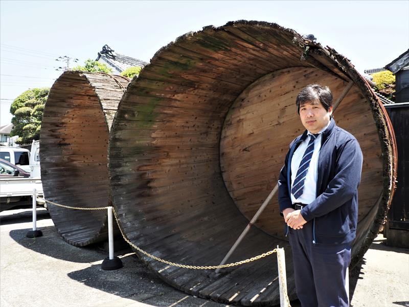 宮醤油店の駐車場に置かれた巨大な木おけと宮敬一郎社長