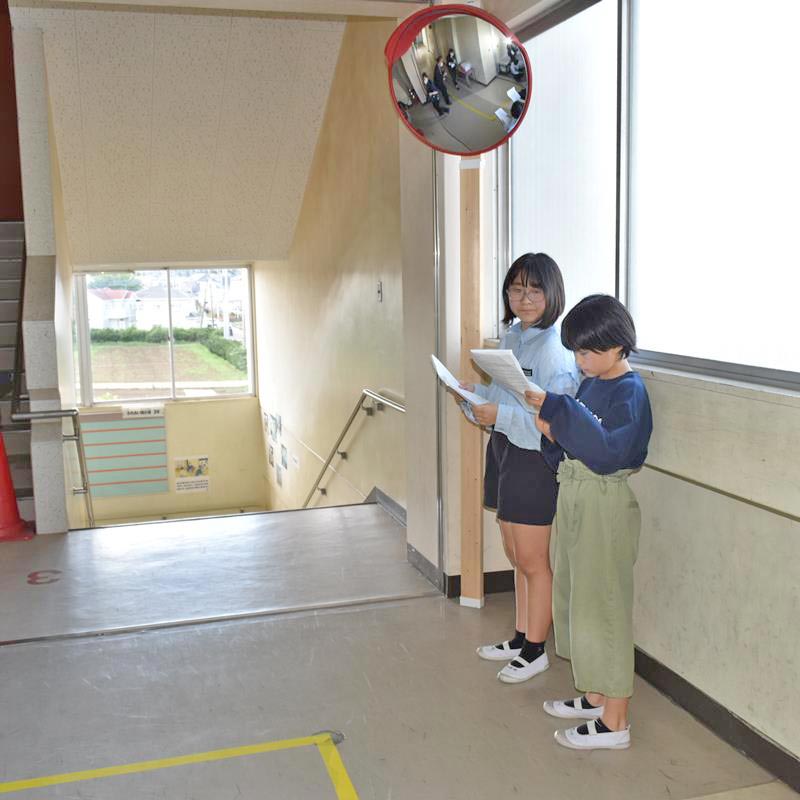 カーブミラーや中央線など朝陽小で取り組む校内の安全対策を紹介する児童＝１６日、八街市