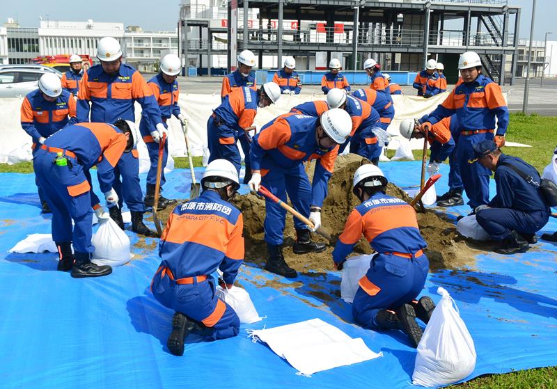 水防訓練で土のうをつくる市原市消防団員ら＝１８日、県消防学校