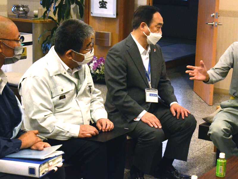 周辺住民に対し謝罪や説明をする松下市長（左から３人目）＝２０日、山武市