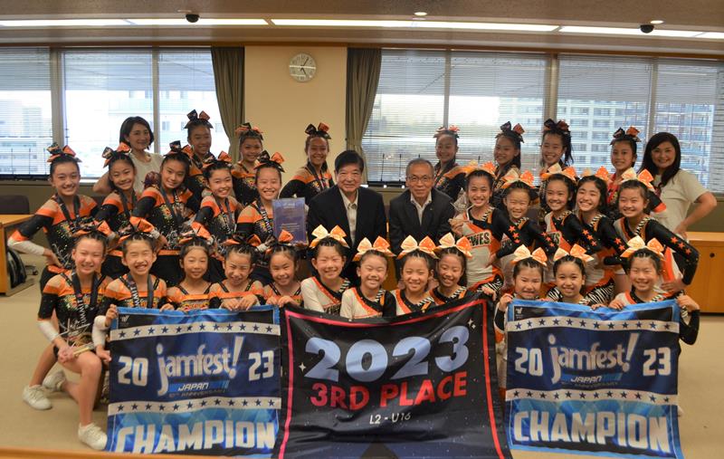 笑顔を見せるSKEWESの選手ら=船橋市役所