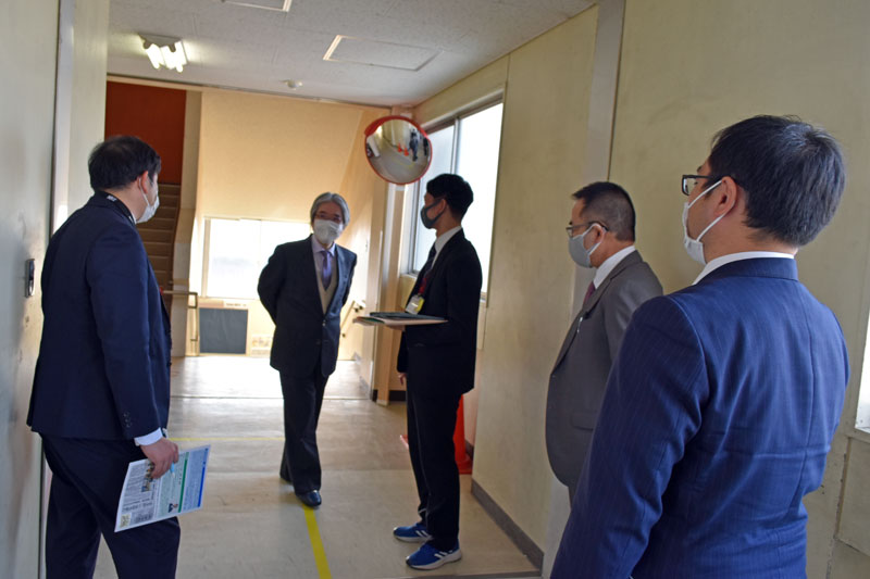 中央線や死角をなくすカーブミラーなど校内の「道路化」を柱とした安全教育活動を視察する藤田教授(奥)。随行した安全指導担当の教諭らに対し、活動の進展に向けて具体的なアドバイスも送った=3月、八街市