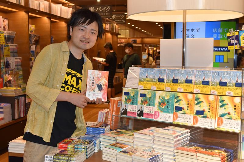 新書「さよならの向う側TimeToSayGoodbye」を手にする清水さん=千葉市美浜区