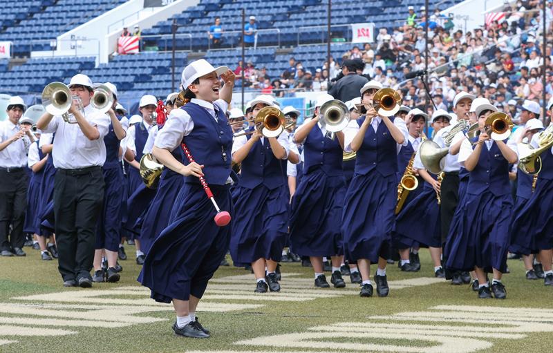 元気よく演奏する習志野の吹奏楽部員