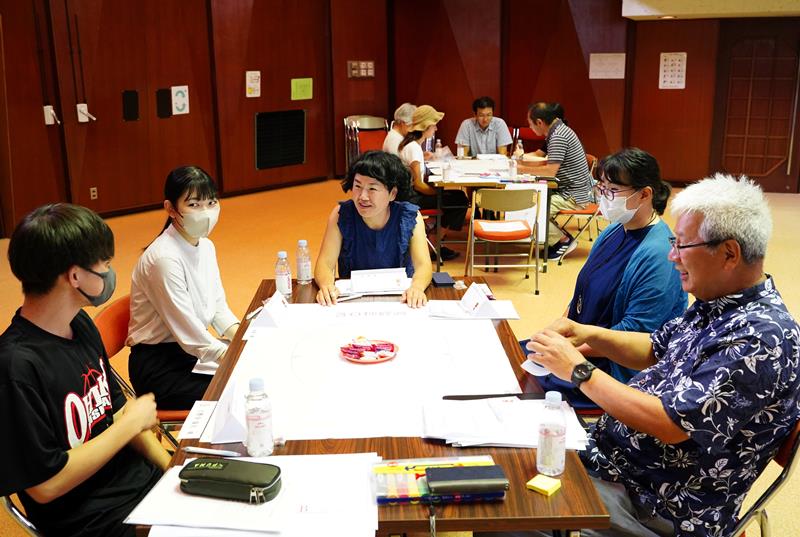 まちづくりのアイデアを出し合う参加者たち＝御宿町公民館