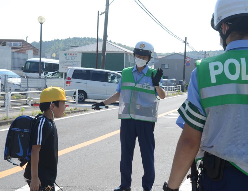 東小の下校見守り活動を行う県警察学校の初任科生＝東金市