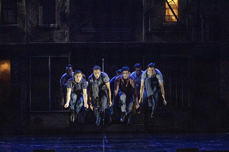 ジェッツが歌い踊る♪「クール」の一場面。撮影（Ｃ）ＪｕｎＷａｊｄａ