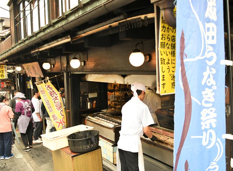 成田うなぎ祭りが開催されている成田山参道＝１４日、成田市