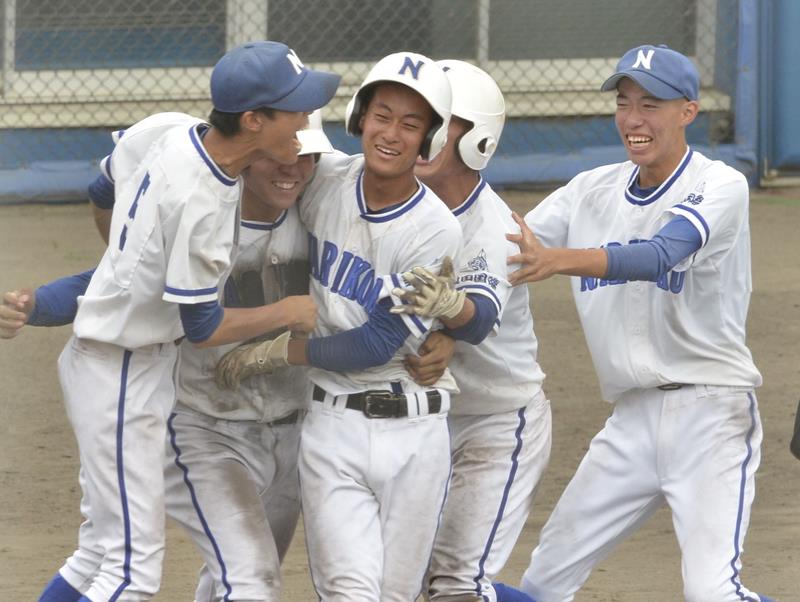 東総工―成田国際　サヨナラ勝ちし、歓喜に沸く成田国際ナイン＝長生の森