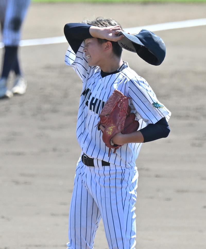 ３回に逆転打を打たれ、汗をぬぐう柏井の杉原＝柏の葉