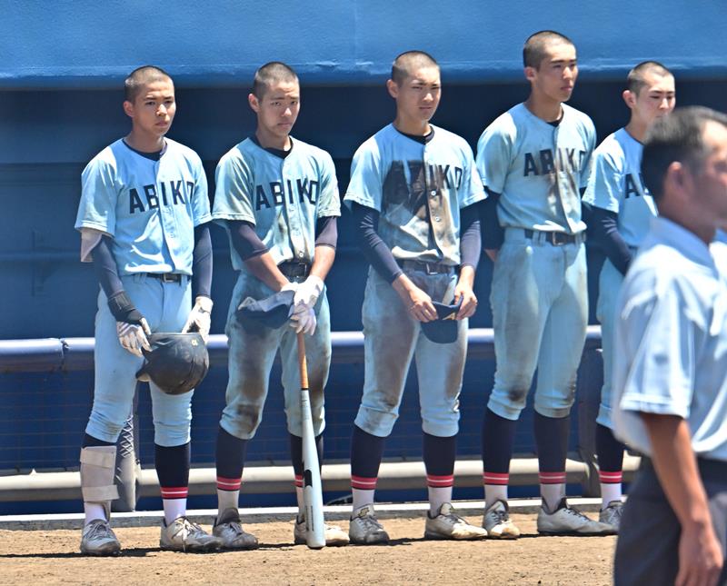 専大松戸―我孫子　試合を終え整列する我孫子の渡辺（左）ら＝県総合ＳＣ